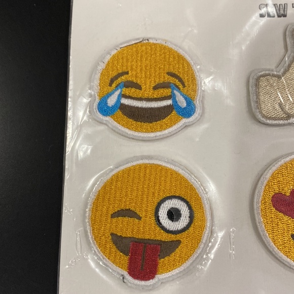 NEW: Self-Adhesive Icons - 8 Stick/Sew On Patches - Picture 3 of 8